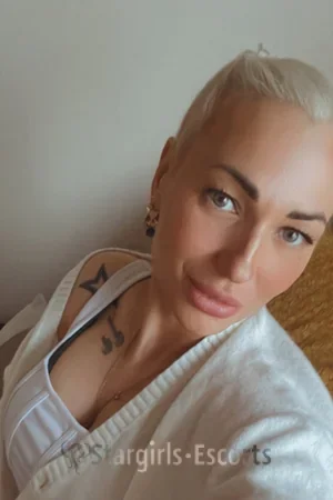 Karole Escort